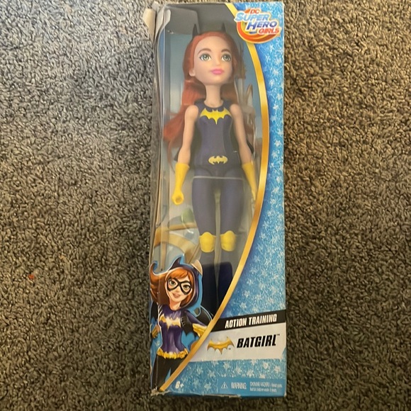 DC SUPER HERO GIRLS BATGIRL NEW IN BOX BUT CORNER OF BOX A SMALL DAMAGED AREA - Picture 2 of 9